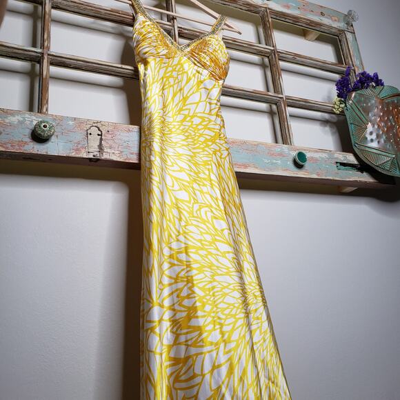 Morgan & C Yellow and White Dress with Crystal Neckline size 1/2 - Picture 2 of 12